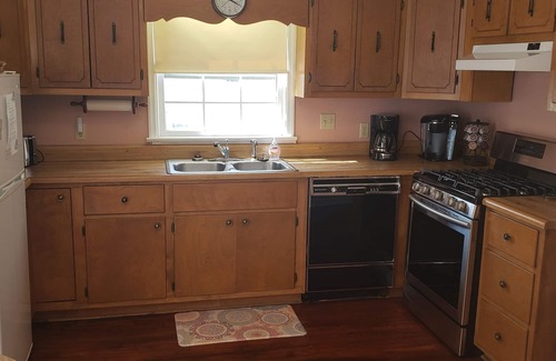 Williamstown Cottage | Charming Toccoa River Front Cottage in Downtown McCaysville