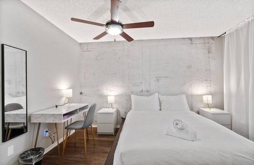 Brentwood Apartment | Cozy 1B City Skyline View Pool Near Downtown