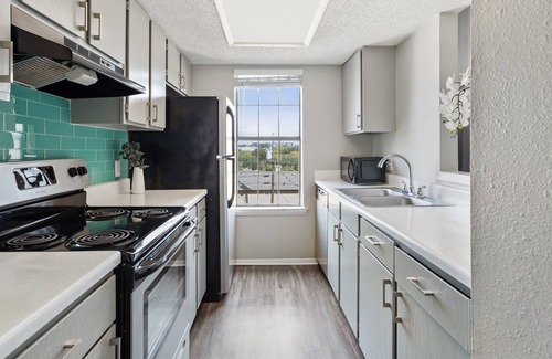 South Lamar Apartment | Inviting 1B with King Bed & Balcony View of Downtown ATX