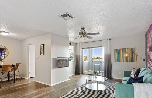 South Lamar Apartment | Inviting 1B with King Bed & Balcony View of Downtown ATX