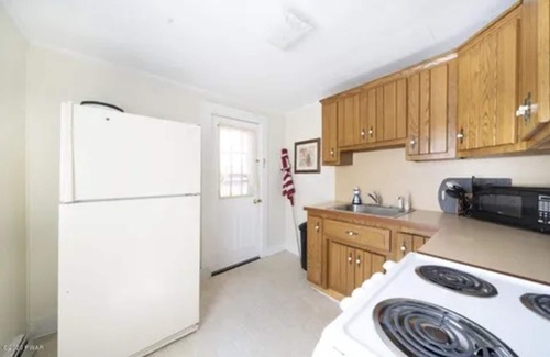 White Mills Apartment | Cozy 1BR apt walking distance to downtown Hawley, near Lake Wallenpaupack