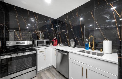 Houston Heights Apartment | Cozy 1BR King Bed with Pool and Free Park