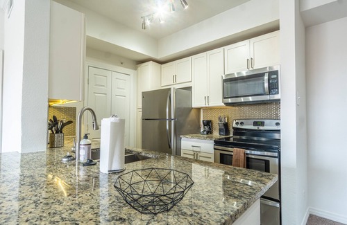 Irving Apartment | Modern 1BR King Suite with Pool, Gym & Breakfast Options