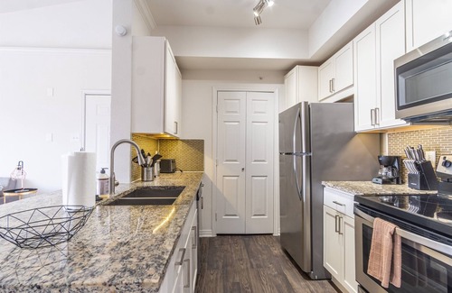 Irving Apartment | Modern 1BR King Suite with Pool, Gym & Breakfast Options