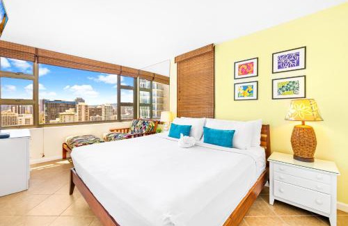 Waikiki Apartment | Inviting Ocean View Condo with Pool Near Beach & Parking