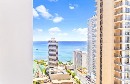 Waikiki Apartment | Inviting Ocean View Condo with Pool Near Beach & Parking