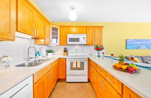 Waikiki Apartment | Inviting Ocean View Condo with Pool Near Beach & Parking