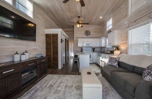 Upward Cottage | Inviting Haven Cottage with Daily Free Activities & More