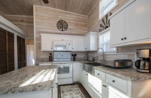 Upward Cottage | Inviting Haven Cottage with Daily Free Activities & More