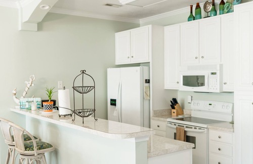 Carolina Yacht Landing Condo | Inviting Lakeview Condo with Pool & Hot Tub Near Beach