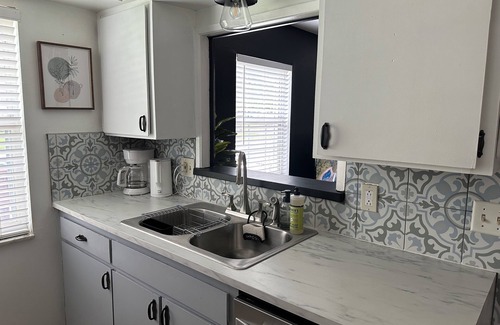 St. Cloud House | Ideal 2-Bedroom Retreat Near Theme Parks with Kitchen!