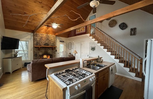 Walnut Mountain Cabin | Tranquil 2/2 Retreat Amid Trees & Mountains - Rated 9.8