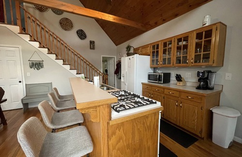 Walnut Mountain Cabin | Tranquil 2/2 Retreat Amid Trees & Mountains - Rated 9.8
