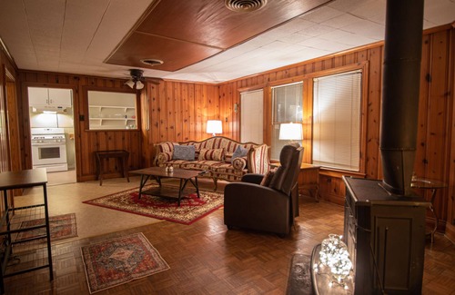 Highland Park House | Inviting 2 Bdrm Pet-Friendly Home Near Downtown Attractions