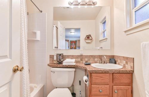 South Tacoma Apartment | Comfortable 2-Bedroom Apartment with Free Parking & AC