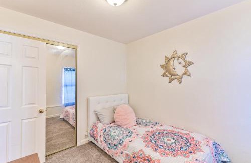 South Tacoma Apartment | Comfortable 2-Bedroom Apartment with Free Parking & AC