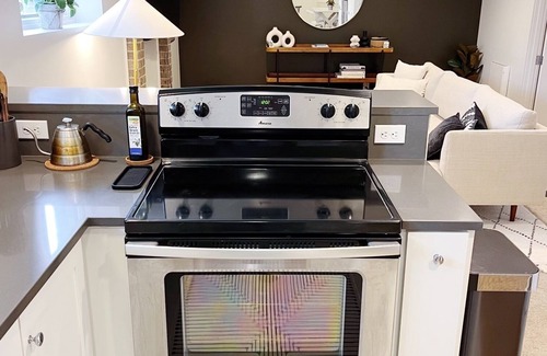 Hosford-Abernethy Apartment | Cozy 2 bed apartment in the heart of SE Portland. Full kitchen & washer dryer!
