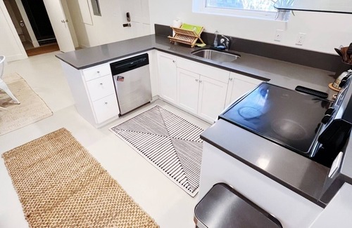 Hosford-Abernethy Apartment | Cozy 2 bed apartment in the heart of SE Portland. Full kitchen & washer dryer!