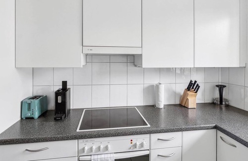 Center Apartment | Cozy 2-Bed Apartment in Zürich with Essentials