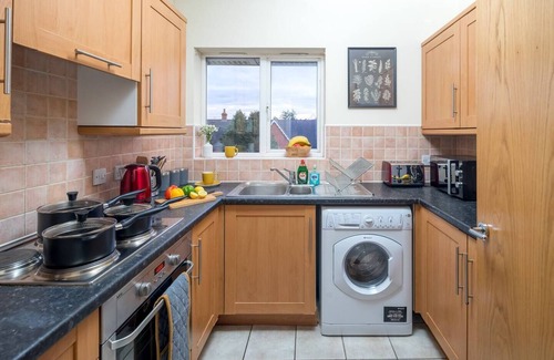 Custom House Apartment | Inviting 2-Bedroom Flat Near ExCel with Breakfast Included