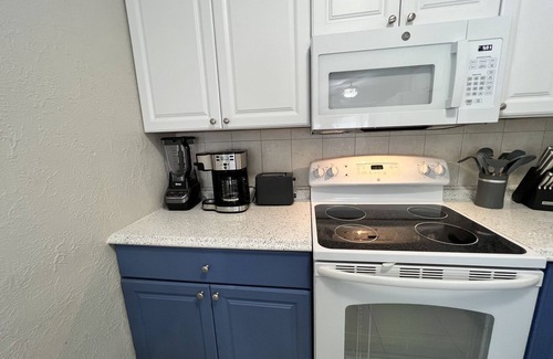 Bradenton Apartment | Ideal 2-Bed Retreat Near Anna Maria Island with Ocean View
