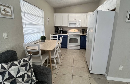 Bradenton Apartment | Ideal 2-Bed Retreat Near Anna Maria Island with Ocean View