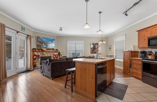 The Blue Mountains Ski Chalet | Inviting 2 Bedroom Condo with Pool & Ocean View