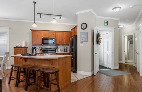 The Blue Mountains Ski Chalet | Inviting 2 Bedroom Condo with Pool & Ocean View