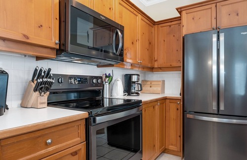 The Blue Mountains Ski Chalet | Inviting 2 Bedroom Condo with Pool & Ocean View