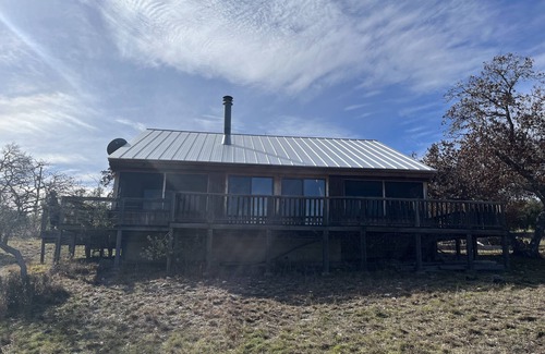 Harper Cabin | Charming 2-Bedroom Cabin with WiFi & AC on Secluded Acreage
