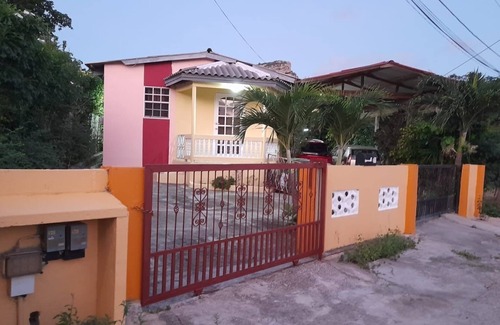 Willemstad House | Cozy 2-bedroom apartment in wonderful Willemstead with WiFi, AC, fitness room
