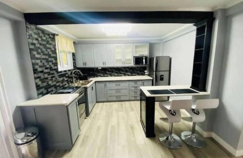 Orange Hill Apartment | Cozy 2-bedroom apartment in amazing Carnbee with AC