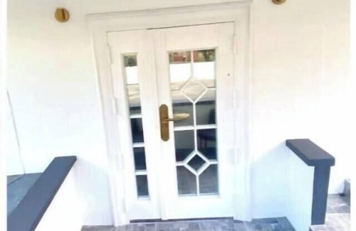 Orange Hill Apartment | Cozy 2-bedroom apartment in amazing Carnbee with AC