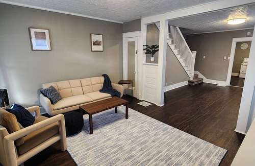 Kokomo Apartment | Cozy 2-bedroom apartment in charming Kokomo with AC, WiFi