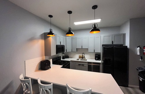 Ampere Apartment | Cozy 2-bedroom apartment in charming Newark with WiFi & AC