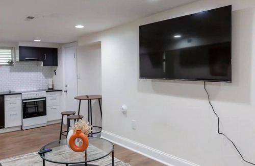 Northeast House | Elegant 2-Bedroom Retreat in the Heart of DC with Free Parking