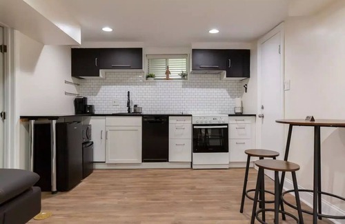 Northeast House | Elegant 2-Bedroom Retreat in the Heart of DC with Free Parking