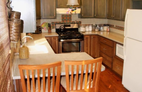 Paducah House | Cozy 2-bedroom bungalow in Historic Lower Town Paducah with AC, WiFi