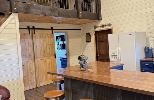 Jamestown Cabin | Welcoming 2-Bedroom Cabin with Ocean View in Jamestown