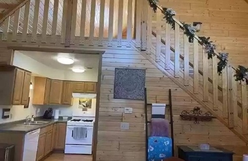 Warrens Cabin | Family-Friendly 2 Bedroom Cabin with Loft and Kitchen