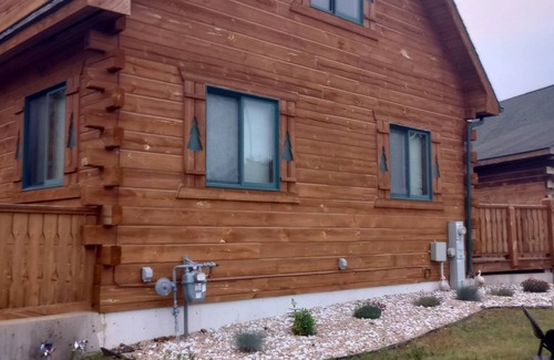 Warrens Cabin | Family-Friendly 2 Bedroom Cabin with Loft and Kitchen