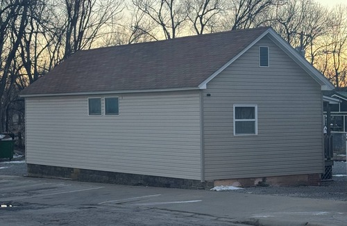 Howard Cabin | Cozy 2-bedroom cabin with Small Town Charm and Convenience