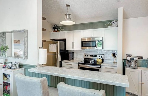 Pike Condo | Cozy 2-bedroom condo with AC, WiFi in charming Eagle Creek area Indianapolis.