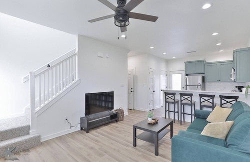 Abilene Condo | Inviting 2-Bedroom Condo in Abilene with WiFi & Garage