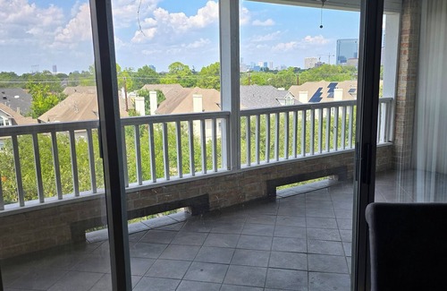 Texas Medical Center Condo | Cozy 2-bedroom condo in charming Medical Center fully furnished