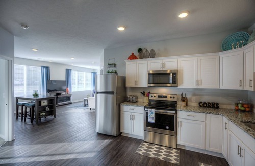 Midtown Crossing Condo | Cozy 2-Bedroom Condo in Vibrant Urban Omaha with Convenient Designated Parking
