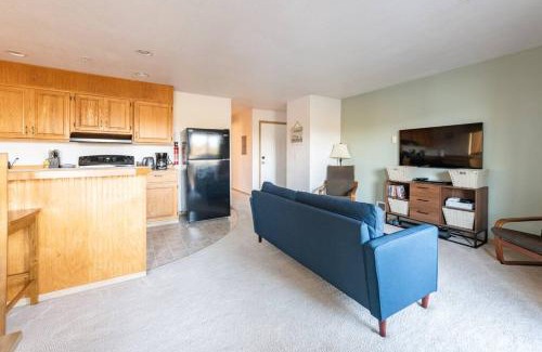 Ocean Shores Apartment | Inviting 2-Bedroom Condo Steps from the Beach with Ocean Views
