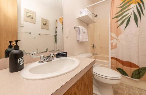 Ocean Shores Apartment | Inviting 2-Bedroom Condo Steps from the Beach with Ocean Views