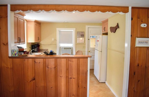 West Harwich House | Cozy Two Bedroom Cottage Steps from Pleasant Road Beach