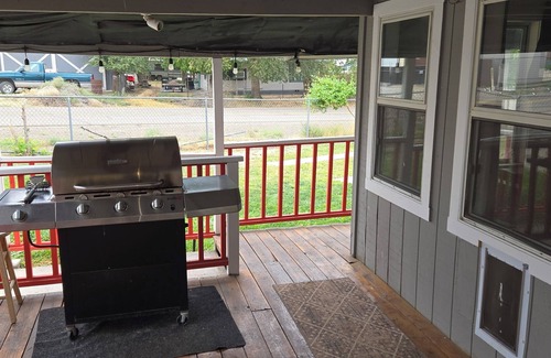 Huntington House | Cozy 2-bedroom Hideaway in Huntington with AC